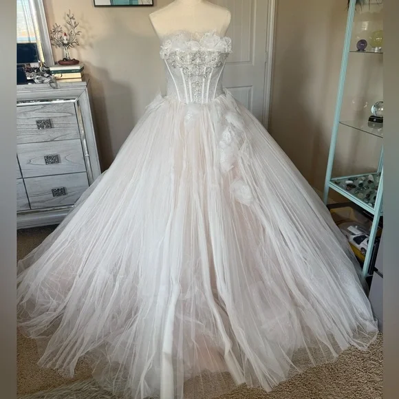 Wedding Dress - Picture 1 of 8